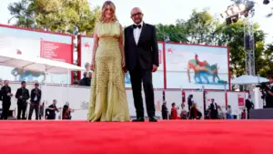 Due persone posano sul red carpet durante un evento cinematografico