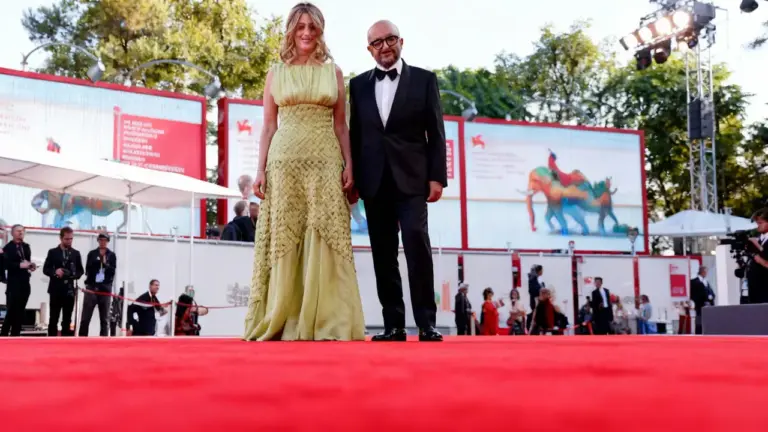 Due persone posano sul red carpet durante un evento cinematografico