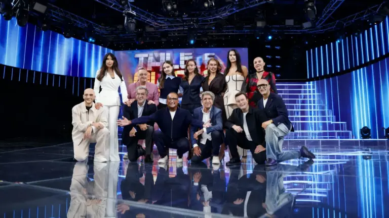 Il cast di Tale e Quale Show posa sul palco dello studio televisivo