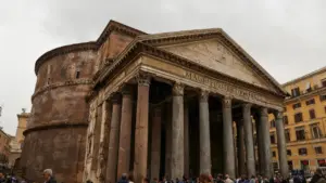 Facciata del Pantheon di Roma con colonne antiche e turisti all'ingresso