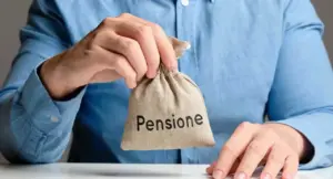 Persona con camicia blu che tiene un sacchetto con la scritta 'Pensione'