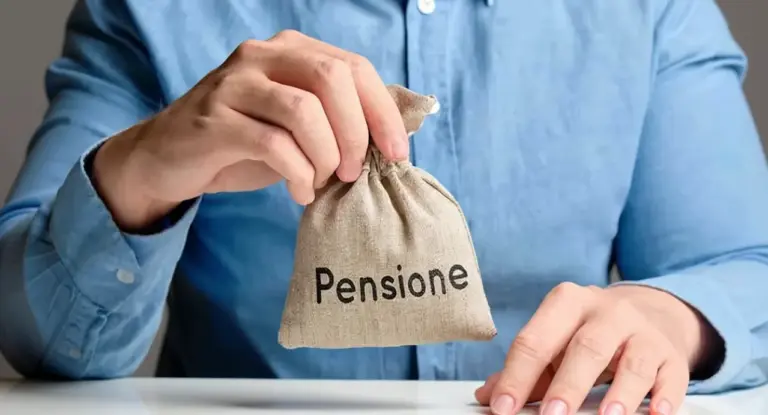 Persona con camicia blu che tiene un sacchetto con la scritta 'Pensione'