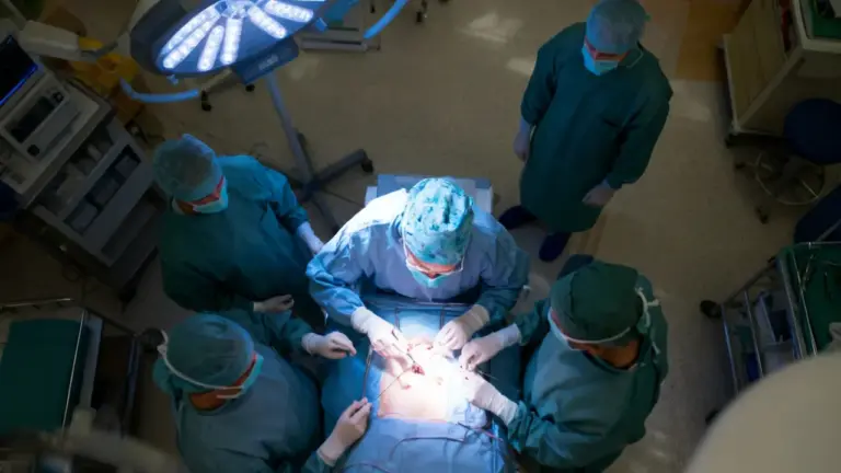 Equipe medica in sala operatoria durante un intervento chirurgico allo stomaco
