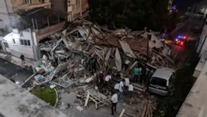Persone tra le macerie di un edificio crollato dopo un forte terremoto in Turchia