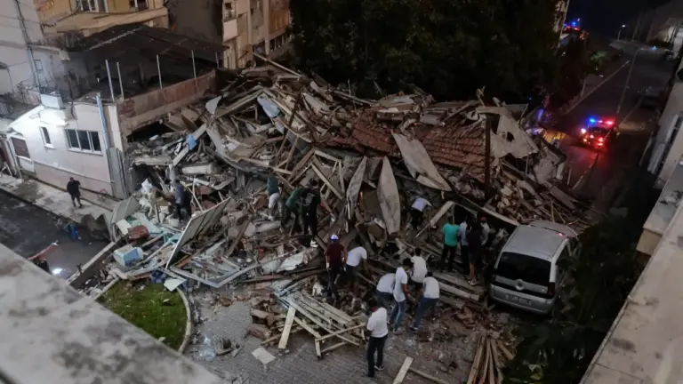 Persone tra le macerie di un edificio crollato dopo un forte terremoto in Turchia