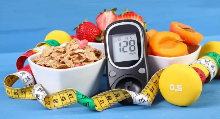 Un glucometro accanto a ciotole di cereali, frutta e un peso da palestra