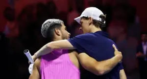 Due tennisti si abbracciano in campo durante un allenamento a Torino