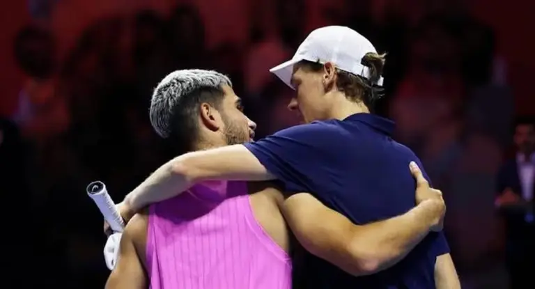 Due tennisti si abbracciano in campo durante un allenamento a Torino