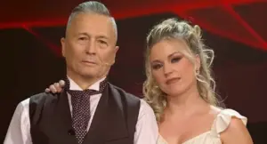 Due concorrenti di Ballando con le Stelle posano sul palco durante una puntata