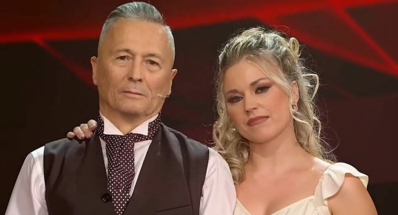 Due concorrenti di Ballando con le Stelle posano sul palco durante una puntata