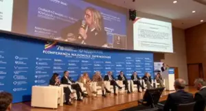 Relatori seduti sul palco durante una conferenza nazionale sulle dipendenze in Italia