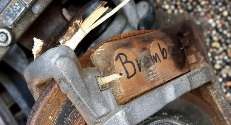 Primo piano di un impianto frenante con componente in legno su un veicolo