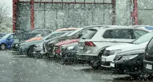 Auto parcheggiate sotto una fitta nevicata in una giornata ventosa e fredda
