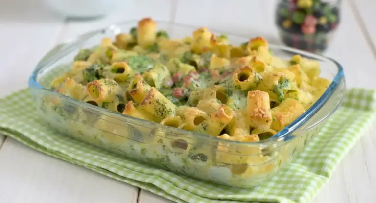 Pasta al forno con broccoli e besciamella servita in una pirofila di vetro