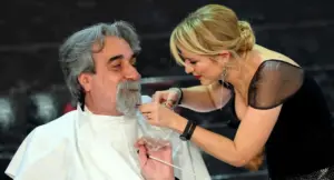 Una persona viene truccata da una truccatrice prima di un evento o spettacolo