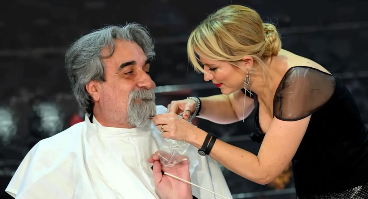 Una persona viene truccata da una truccatrice prima di un evento o spettacolo