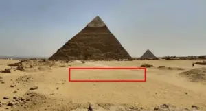 La Piramide di Giza vista dal deserto, con un'area evidenziata in primo piano