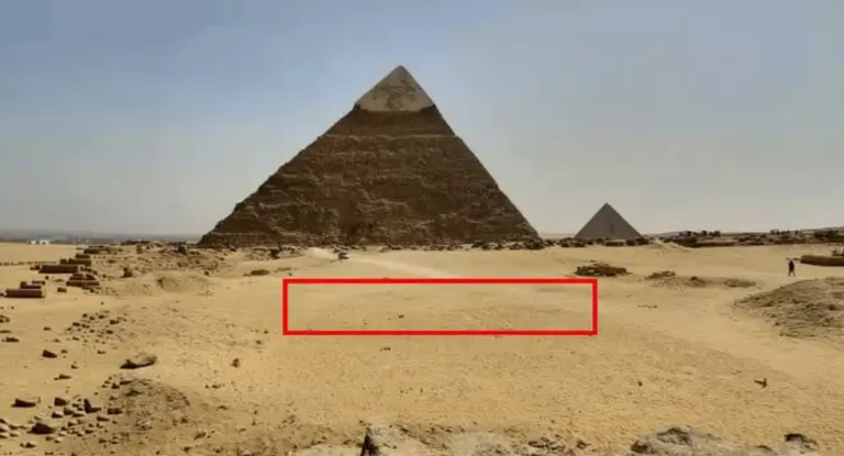 La Piramide di Giza vista dal deserto, con un'area evidenziata in primo piano