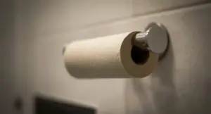 Rotolo di carta igienica esaurito su un supporto da parete in bagno