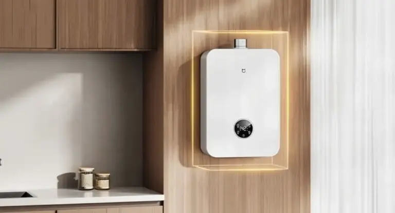 Scaldabagno smart Xiaomi installato su parete in legno con design moderno e compatto