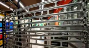 Serranda abbassata in una stazione della metropolitana vuota