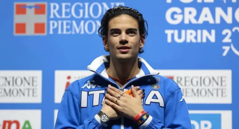 Una persona con la divisa della nazionale italiana sul podio durante un evento sportivo