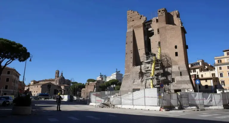 La Torre dei Conti a Roma circondata da impalcature durante lavori di restauro