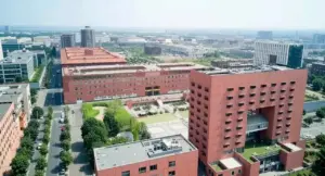 Vista aerea di un campus universitario con edifici moderni in mattoni rossi