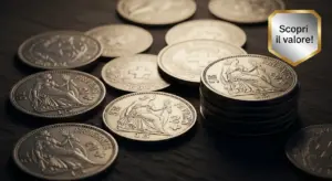 Vecchie monete svizzere d’argento su una superficie in legno